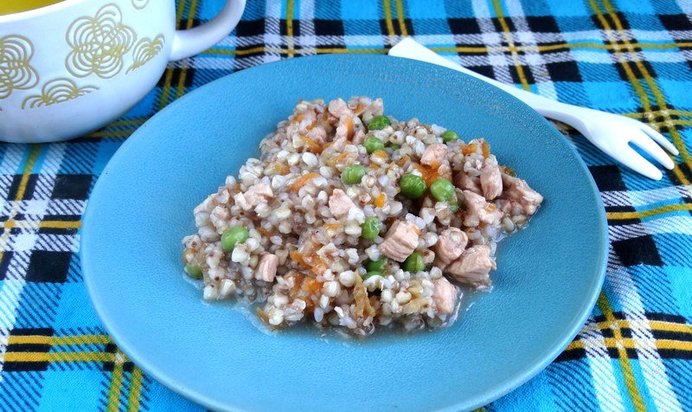Гречка с куриным филе и горошком