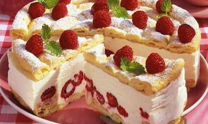 Торт «Птичье молоко с малиной»