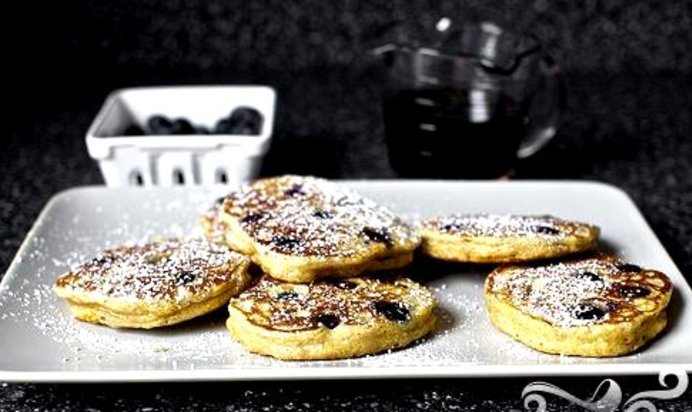 Черничные оладьи с йогуртом