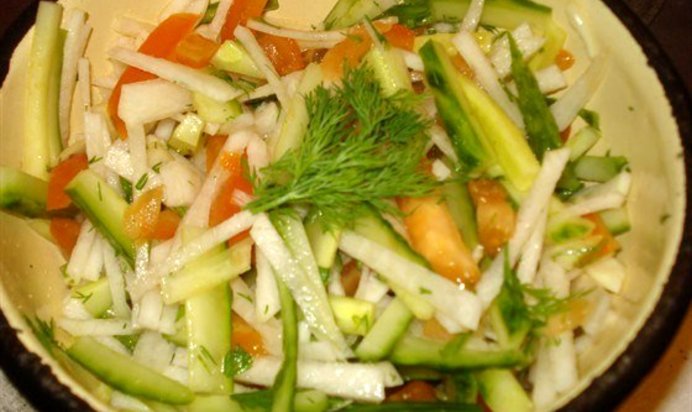 Салат из редьки с овощами