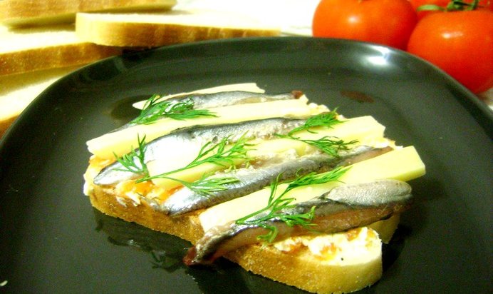 Бутерброды с соленой хамсой и сыром