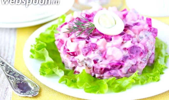 Салат со свёклой, сыром и сельдью