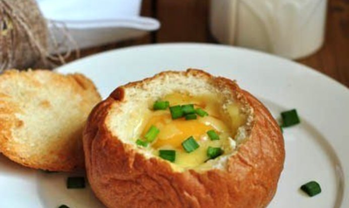 Яичница в булке с ветчиной