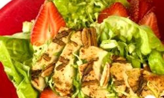 Куриный салат из сезонных фруктов