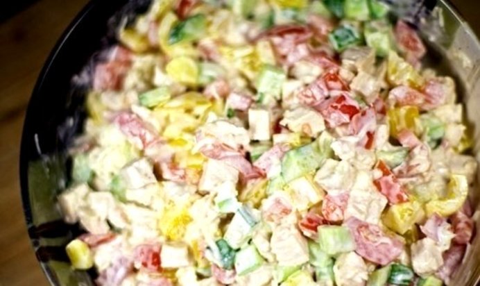 Салат с курицей и овощами