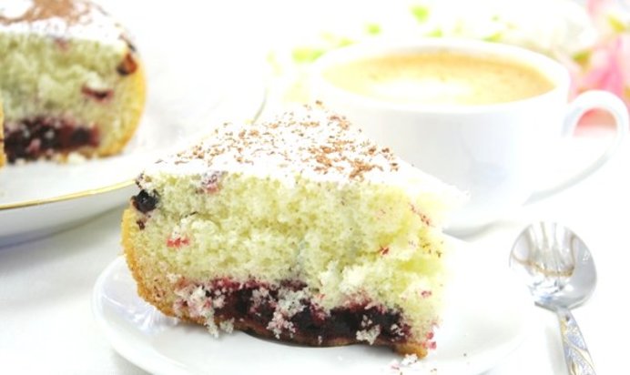 Шарлотка с ягодами в мультиварке