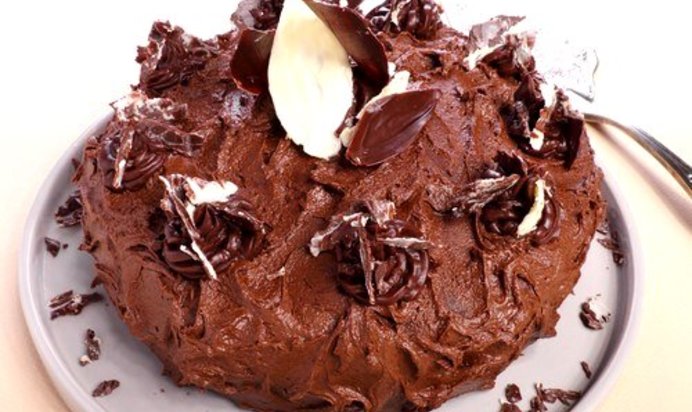 Шоколадный торт с малиной и трюфелями