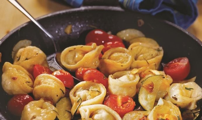 Тортеллини с креветками и оливками