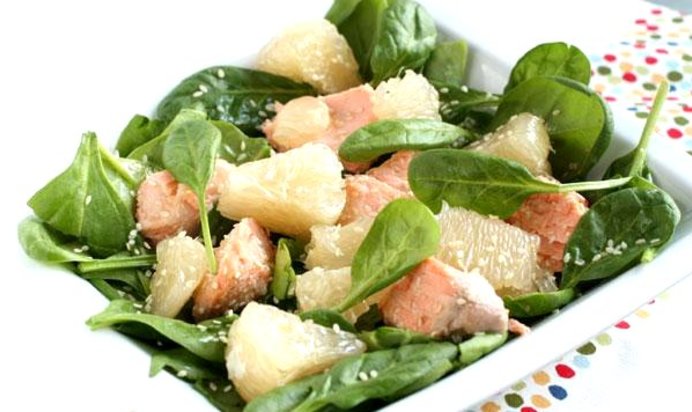 Салат с лососем и помело