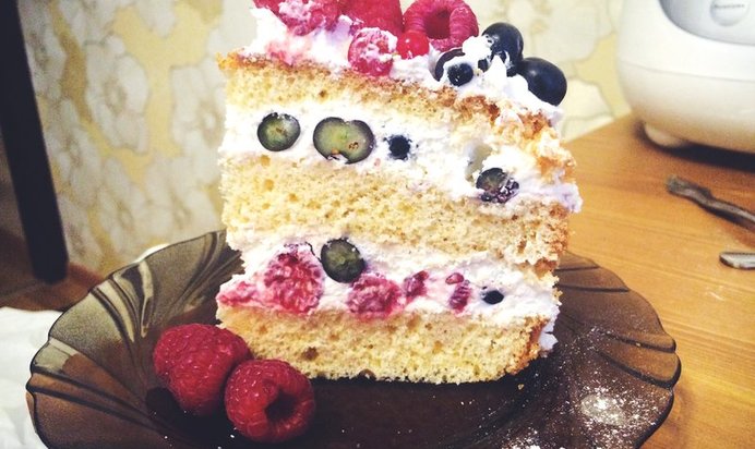 Бисквитный ягодный торт со сливочно-творожным кремом