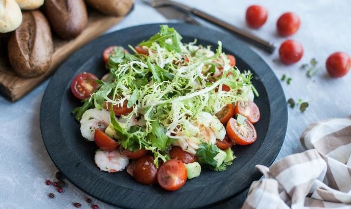 Салат с креветками, авокадо и огуречным соусом с васаби