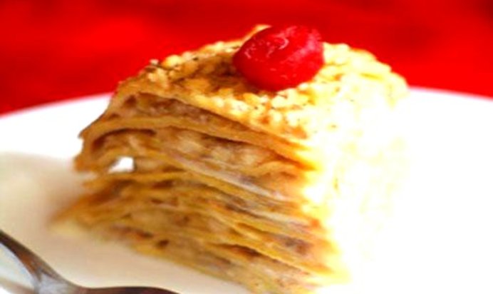 Блинный торт с грецкими орехами и бананами