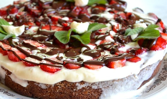 Шоколадный торт с клубникой