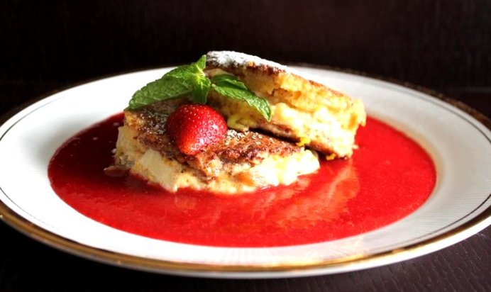 Французский тост с яблоком, сливочным сыром и клубничным кули