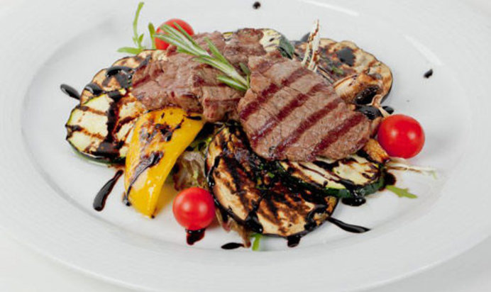 Теплый салат с говяжьей вырезкой