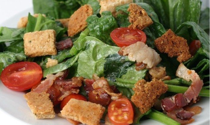 Салат с шпинатом, беконом и крутонами