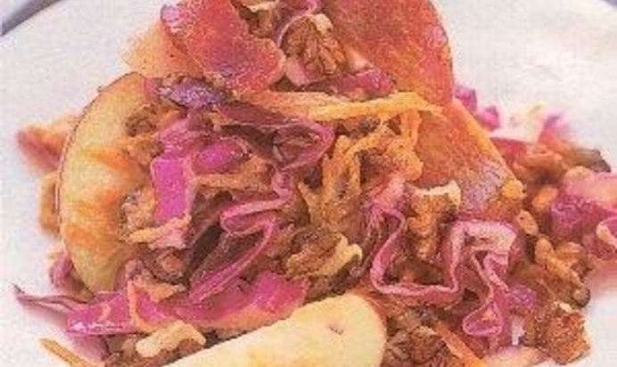 Колеслоу с яблоками и орехами