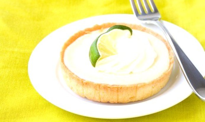 Пирожные с кремом из сгущенного молока и лаймов
