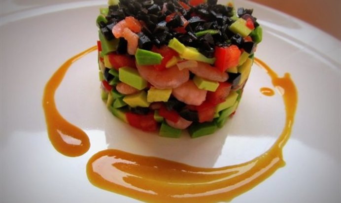 Салат с авокадо под горчично-медовым соусом