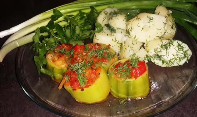 Овощное рагу в кабачках