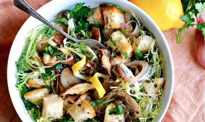 Салат с грибами и сухариками