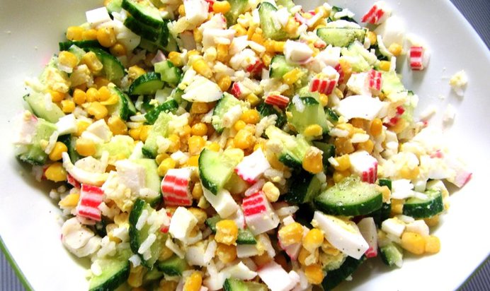 Классический крабовый салат с огурцом