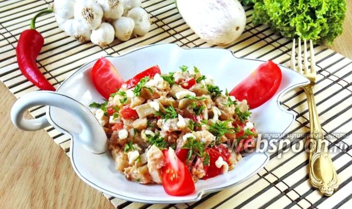 Салат из белых баклажанов с луком и яйцами