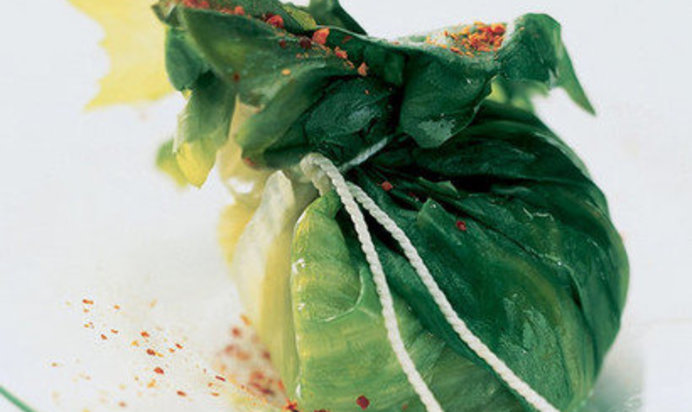 Овощи с кускусом в салатных листьях