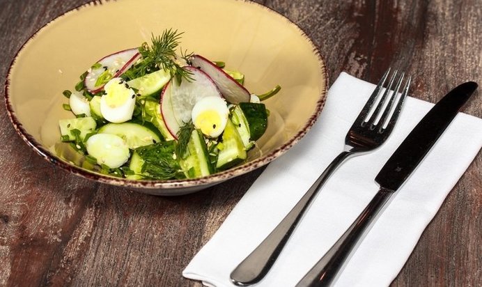 Салат с редиской и огурцами