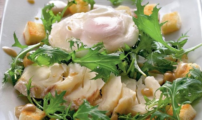 Салат из копченой трески с яйцами-пашот и крутонами