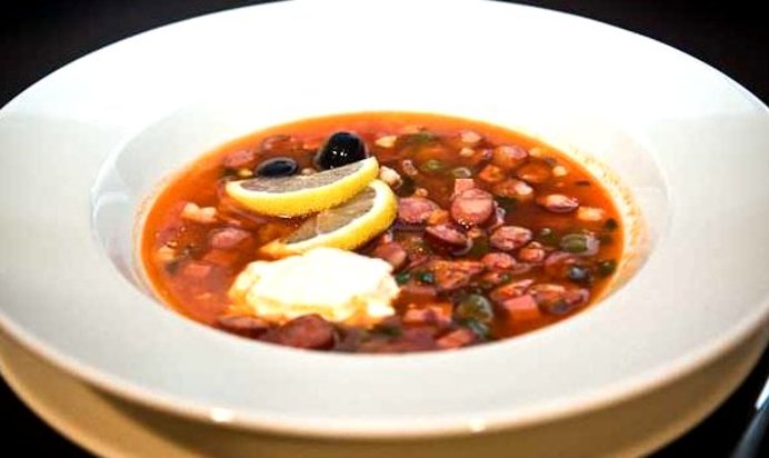 Солянка с маслинами и колбасой