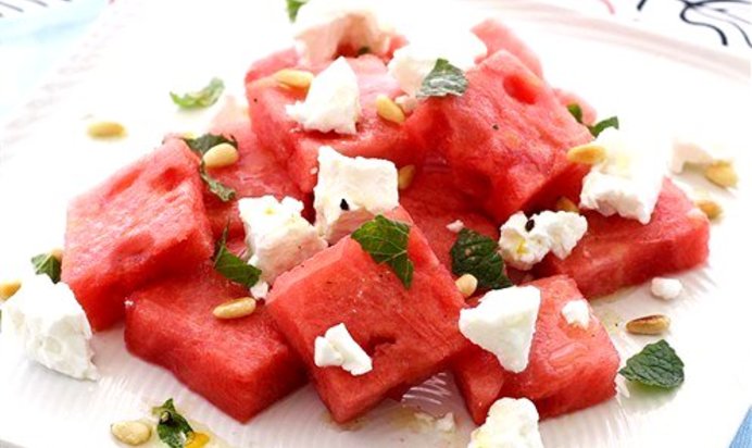 Салат с арбузом, фетой и мятой
