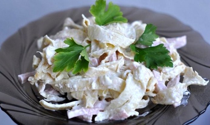 Салат с блинами из крахмала