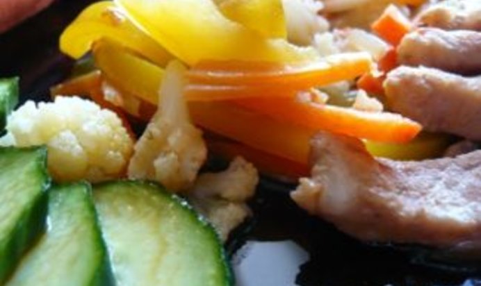 Свинина с овощами и салатом из огурцов