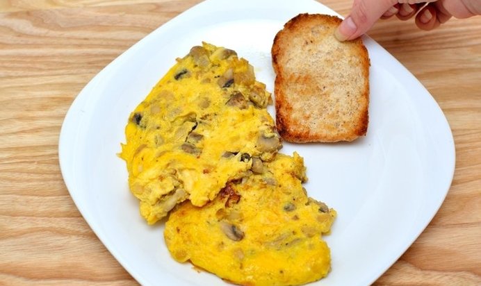 Яичница-болтунья с грибами