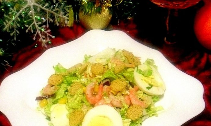 Салат с креветками, сухариками и яйцами