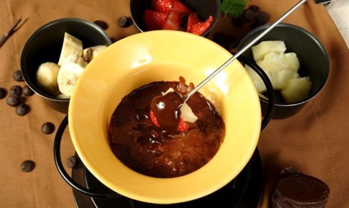 Шоколадное фондю с фруктовыми шашлыками