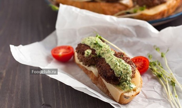 Бутерброд с мини-котлетами