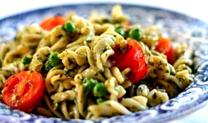 Салат из пасты с соусом песто