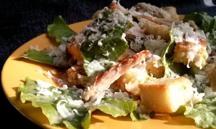 Салат Цезарь с курицей простой