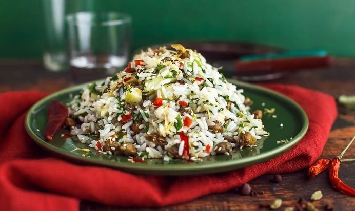 Салат из риса с зеленью и каперсами