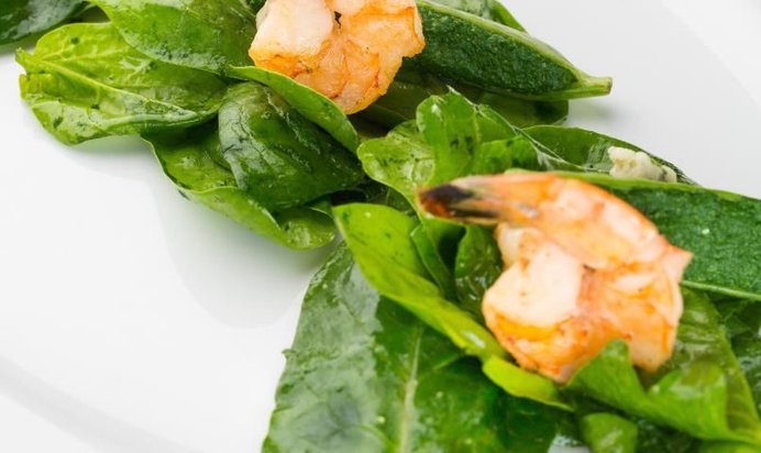 Салат из креветок с пхали из шпината и выдержанного сыра мотал