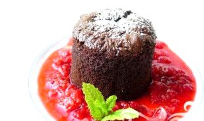 Шоколадный кекс с малиновым соусом