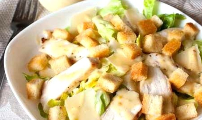 Классический салат Цезарь с курицей