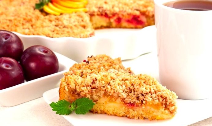 Пирог с фруктами и миндальным штрейзелем