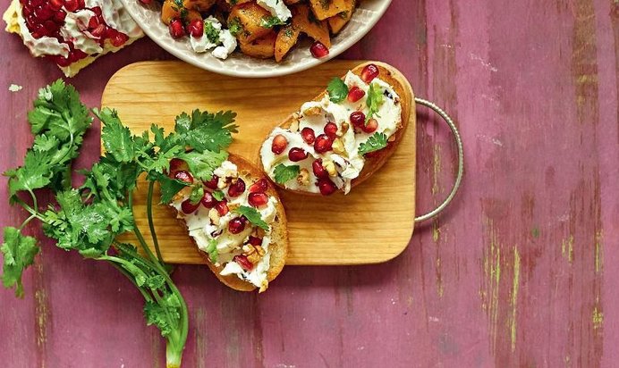 Брускетты с гранатом и клюквой