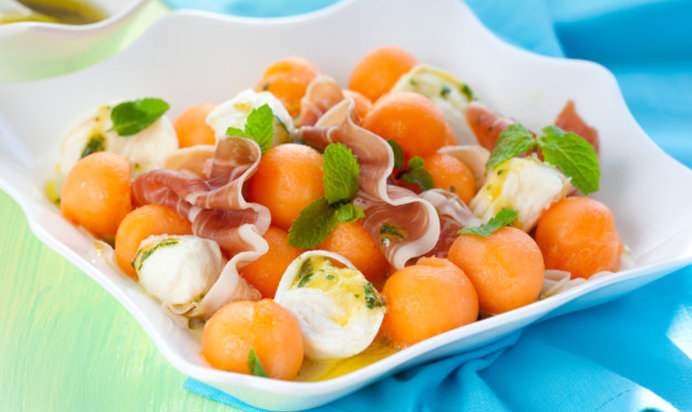 Салат из дыни с моцареллой и ветчиной