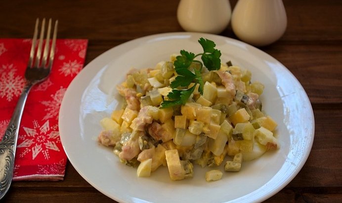 Салат обалденный с копченой курицей