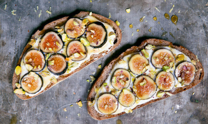 Брускетта с рикоттой и инжиром