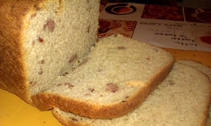 Хлеб с копчеными колбасками сыром и чесноком